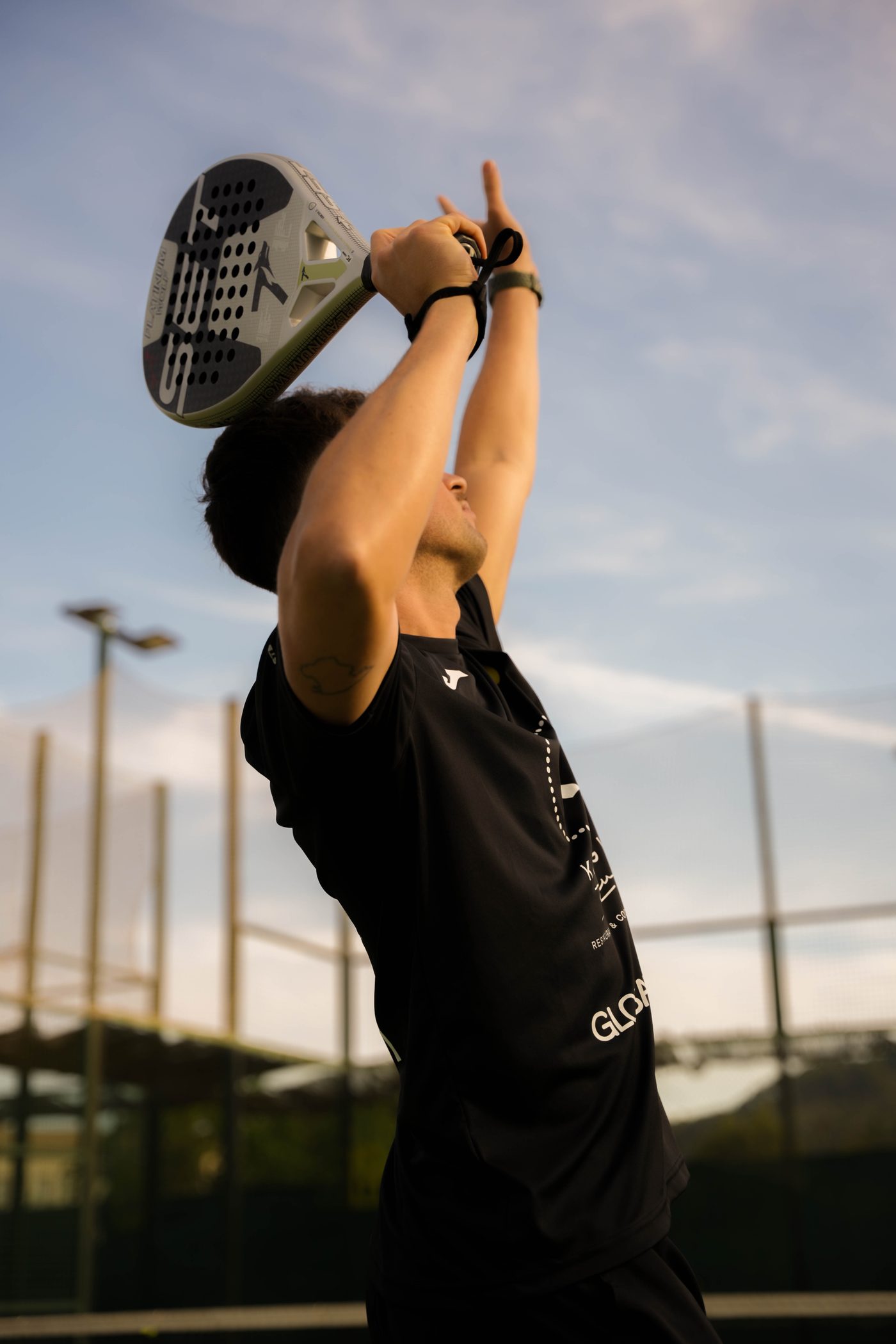 Marc Pou hitting a smash during a padel lesson in Mallorca